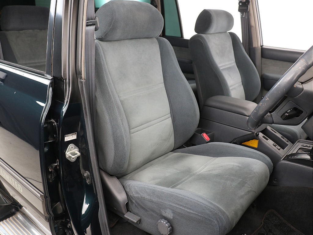 ここまで綺麗な純正シートは見たことがないです、、、もちろんシートカバーもつけれます♪
