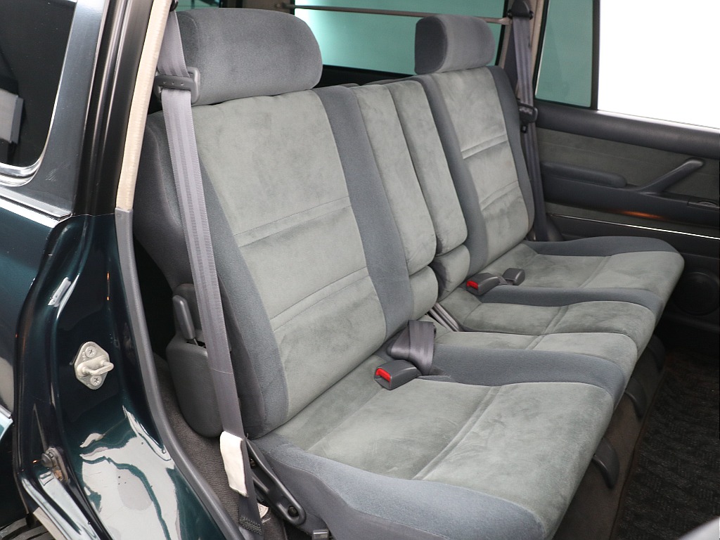 80は2列目もかなりゆとりがありますね！友達などとドライブに行ったら最高です！