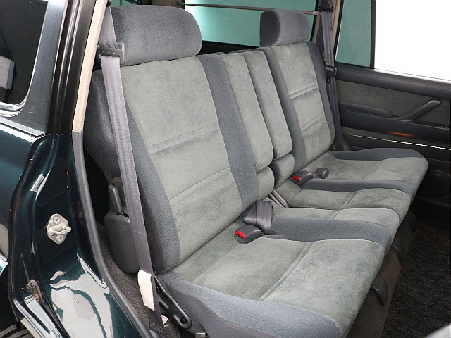 80は2列目もかなりゆとりがありますね！友達などとドライブに行ったら最高です！