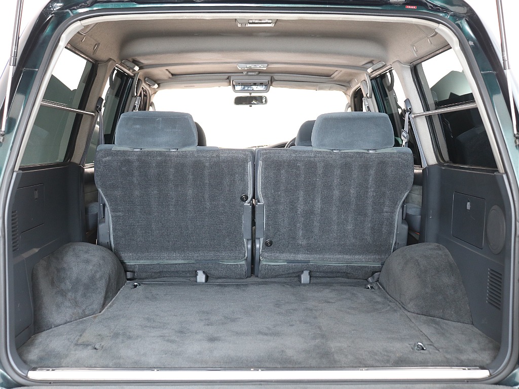 ラゲッジスペースに大きな傷なく、綺麗です！