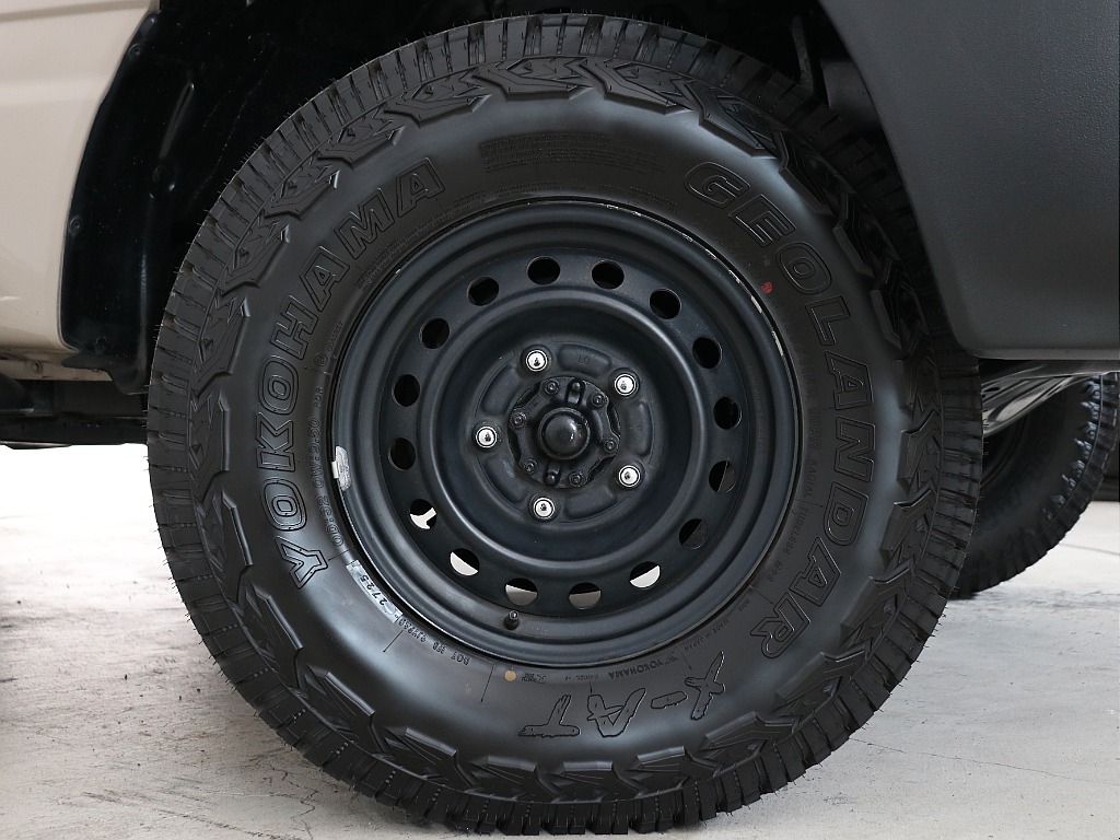 新品ジオランダーX-ATタイヤに鉄チンホイールをインストール済み！
