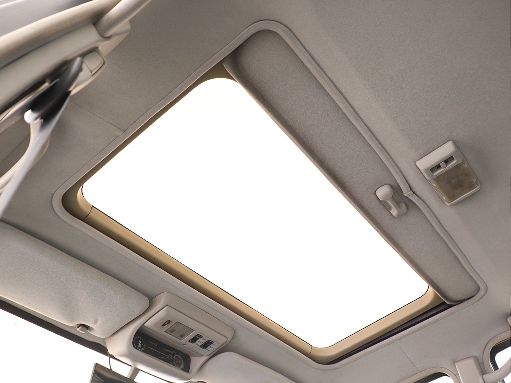 太陽光が嬉しいサンルーフ付き！