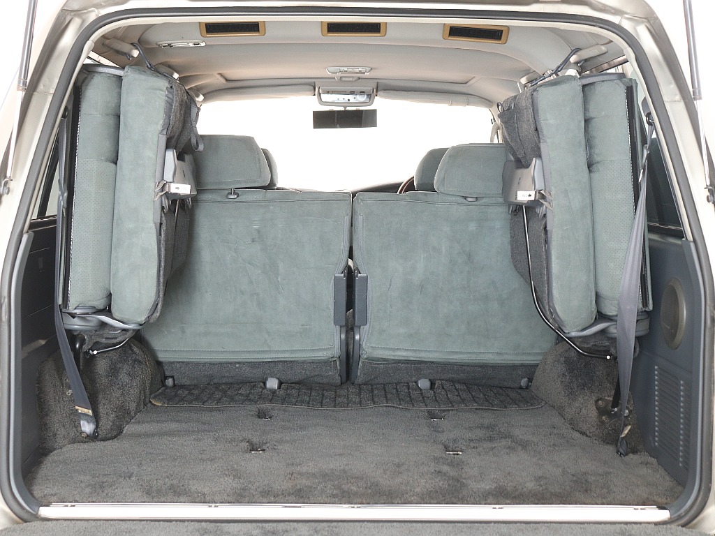 サードシートを跳ね上げれば広大なスペース！