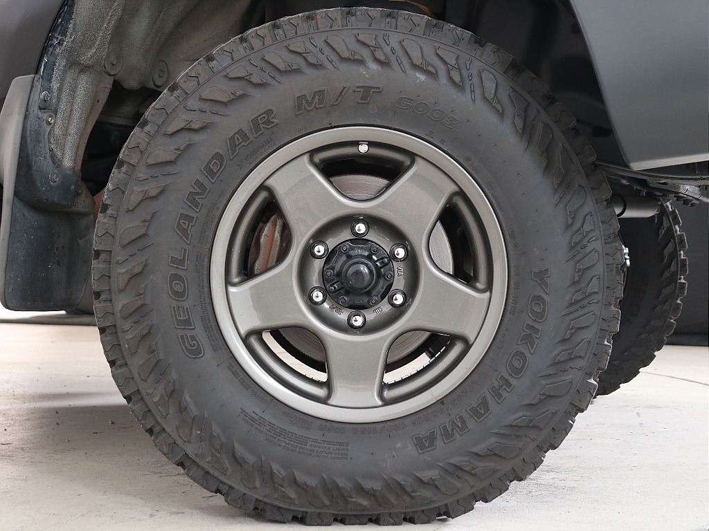 定番のブラッドレーV16インチAWに、ジオランダーM/Tタイヤの組み合わせ！カッコイイですね！