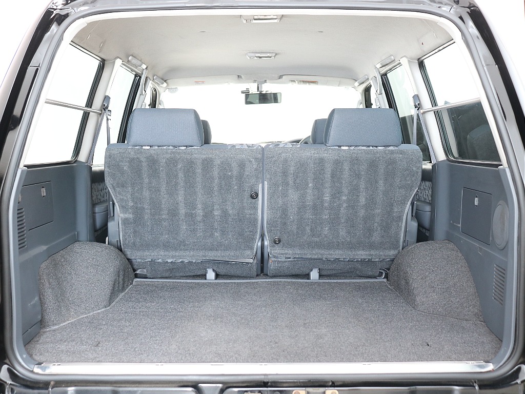 サイドパネルやフロアカーペットもキレイ！手荒に使われていない事が一目でわかります！