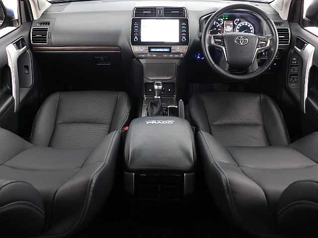 車内も黒内装となっており、しわなどが目立ちにくい仕様になっております！