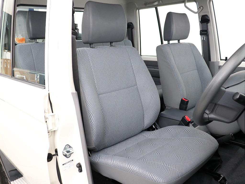 運転席も非常に綺麗に保たれております！