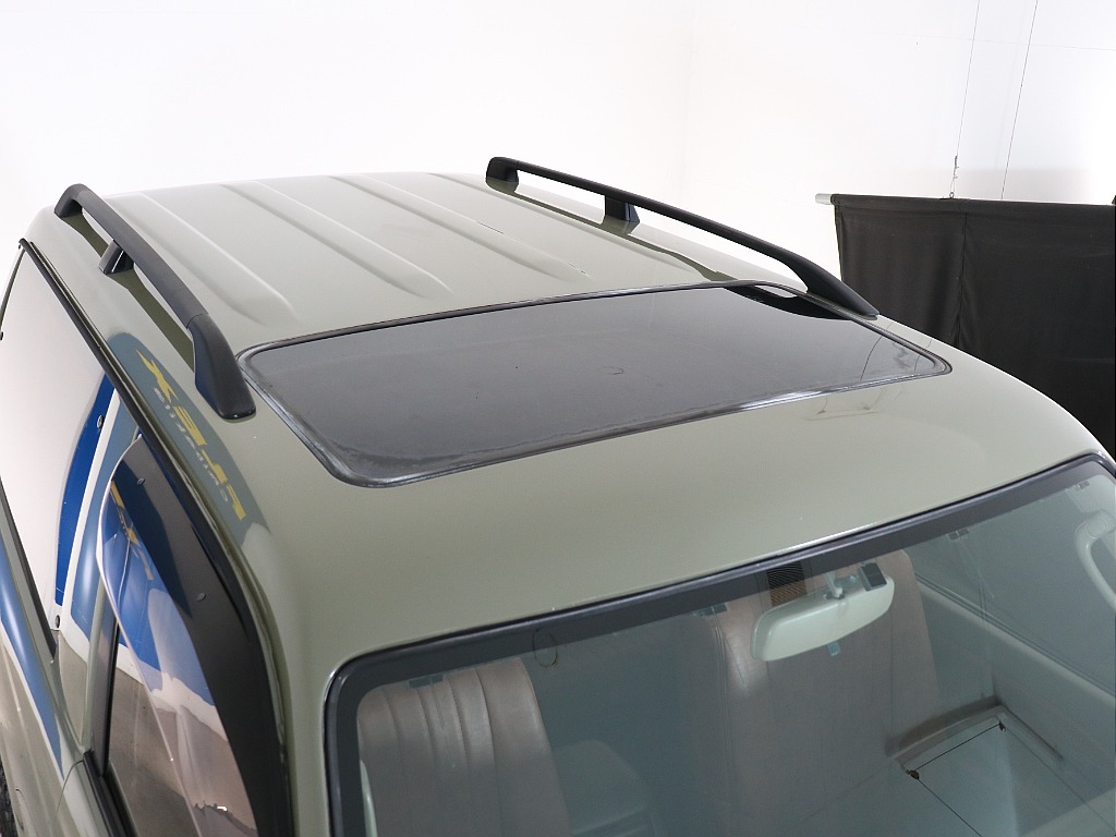 サンルーフ付きのお車です！ルーフを開けてドライブいかがでしょうか♪