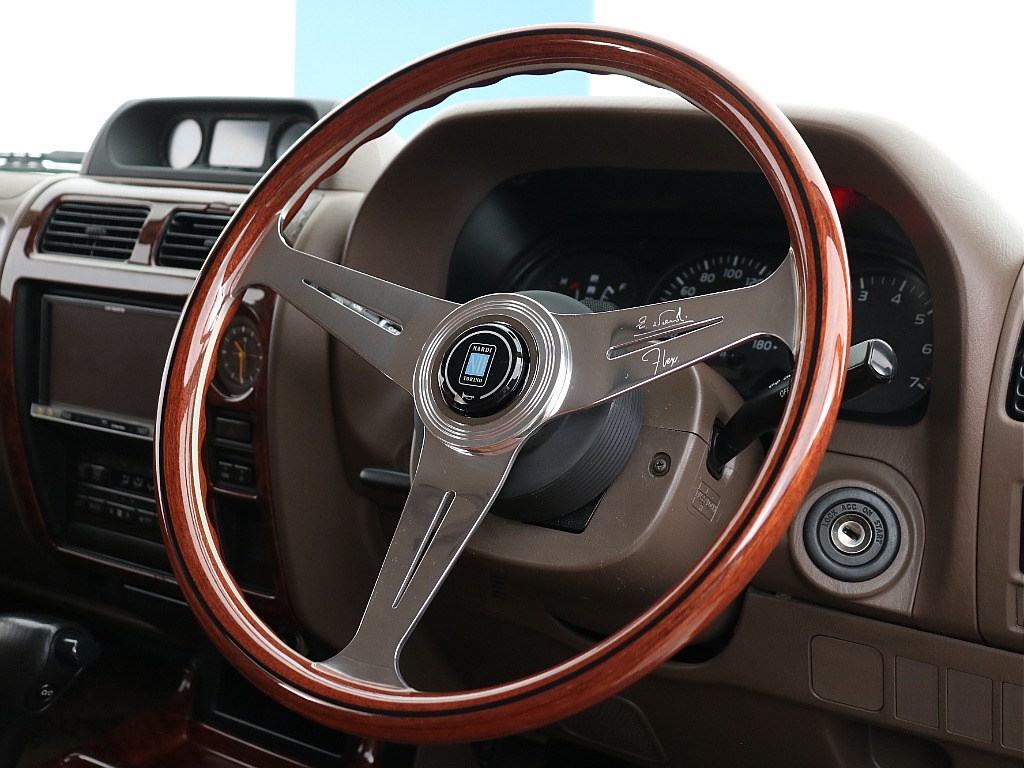 NARDIステアリング装備！