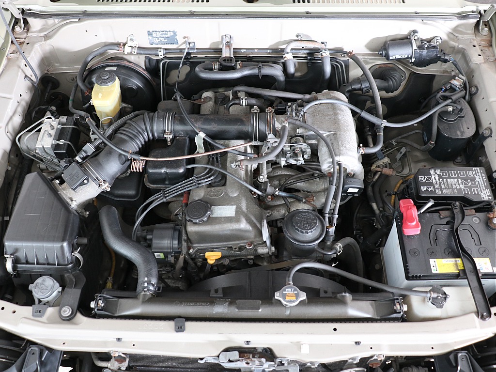 エンジンルームはご覧の通り！