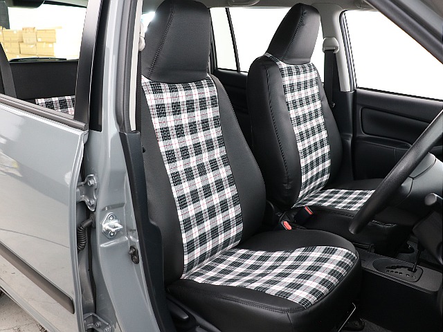 チェックのシートカバーが車内を一気におしゃれ空間に！