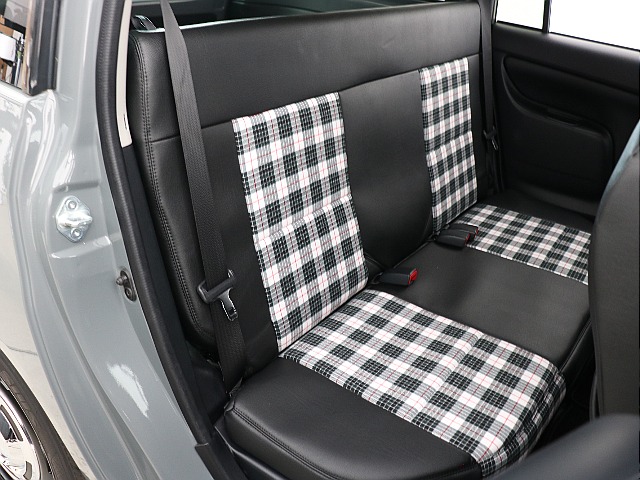 後部座席も同様にシートカバー装着済み！