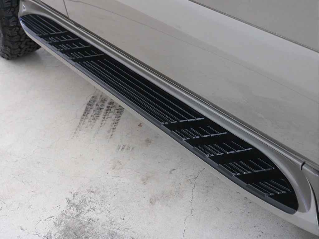 サイドステップ付きで乗り降りも安心です！