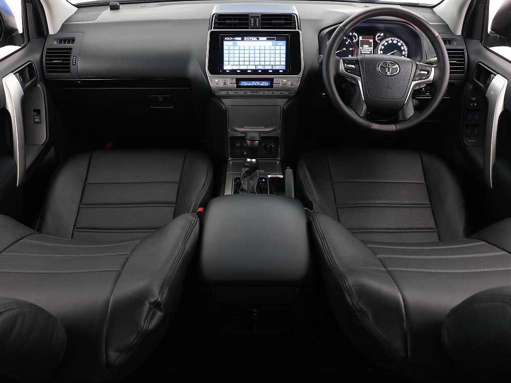 ブラックカラーを基調とした高級感のある内装！