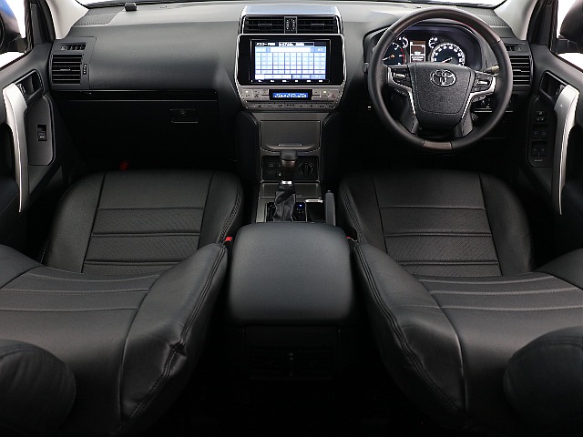 ブラックカラーを基調とした高級感のある内装！