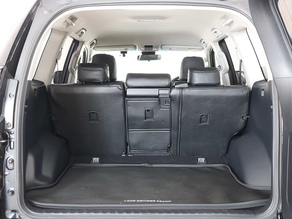 5人乗り車特融の広大なラゲッジスペース！