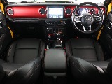 レッドのインストゥルメントパネル搭載！高級感ある仕上がりとなっております！