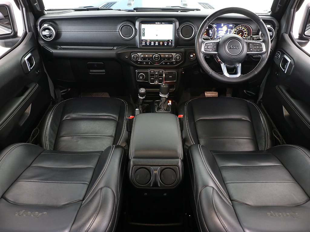 シックなブラック内装でJLラングラーらしいラグジュアリーなインテリアです！