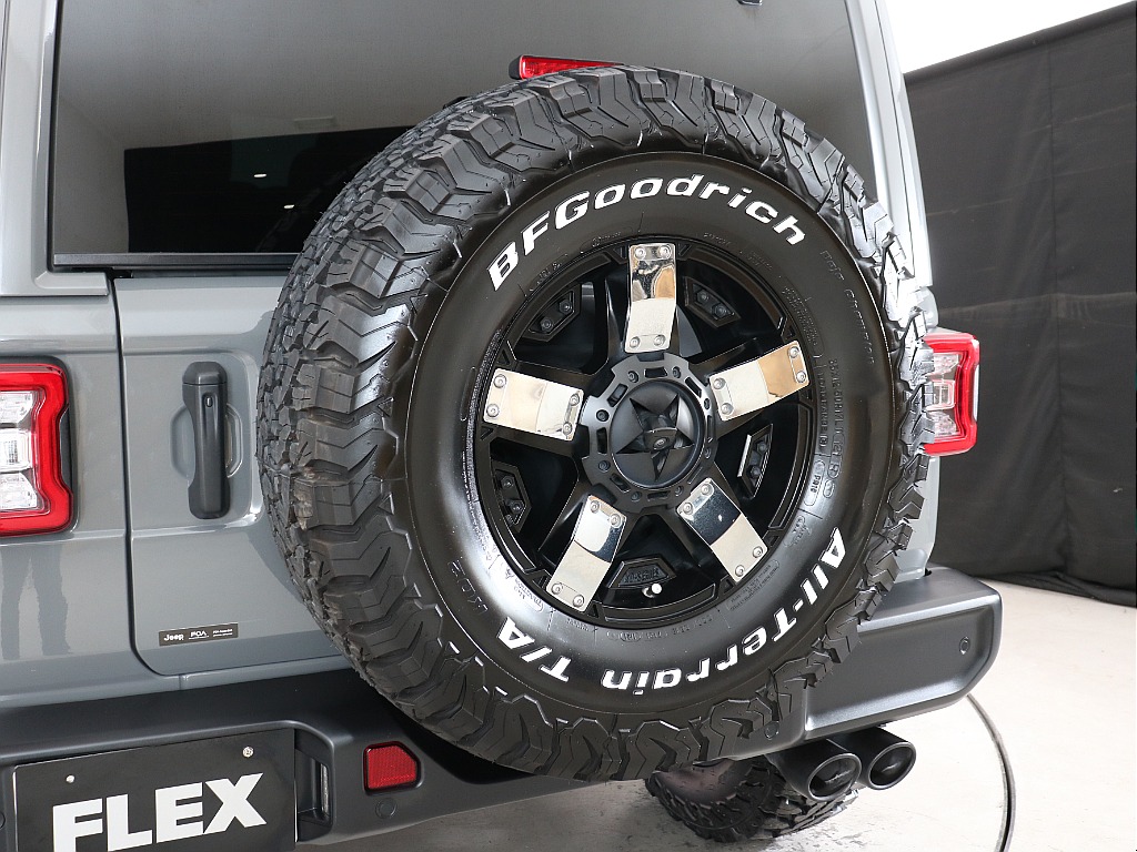 背面タイヤ付きで迫力満点！ タイヤは同サイズのBFGoodrichATタイヤを装着！