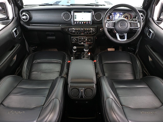 シックなブラック内装でJLラングラーらしいラグジュアリーなインテリアです！