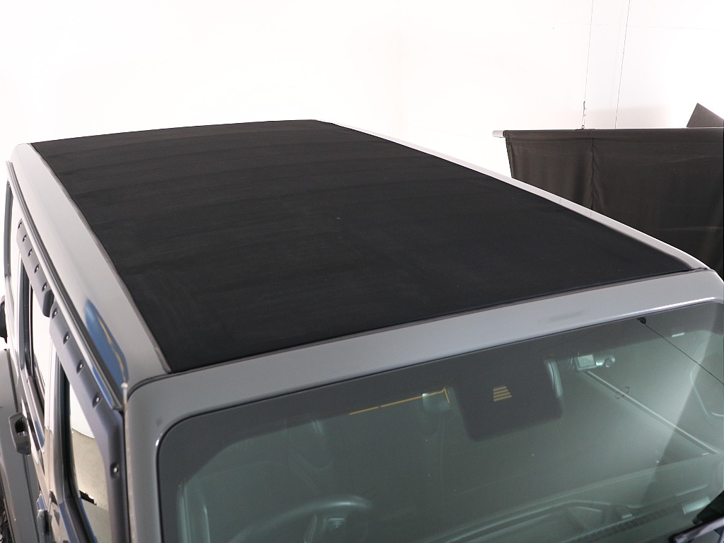 【スカイワンタッチパワートップ】といわれる所以はここ！走行中でもスイッチ一つでほぼ全開にオープンすることが可能！