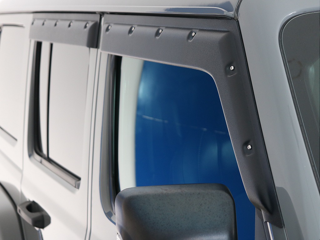 サイドバイザー付きのお車です！