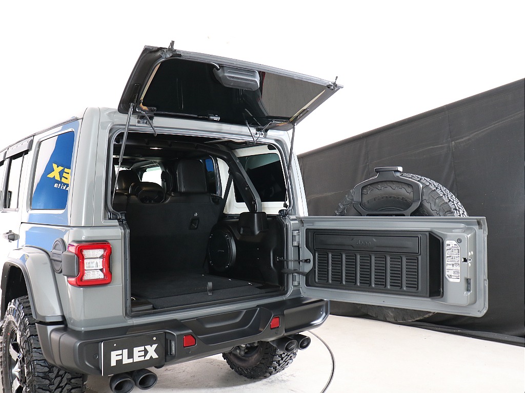 リアゲートの開き方もラングラーらしさが出てますね！