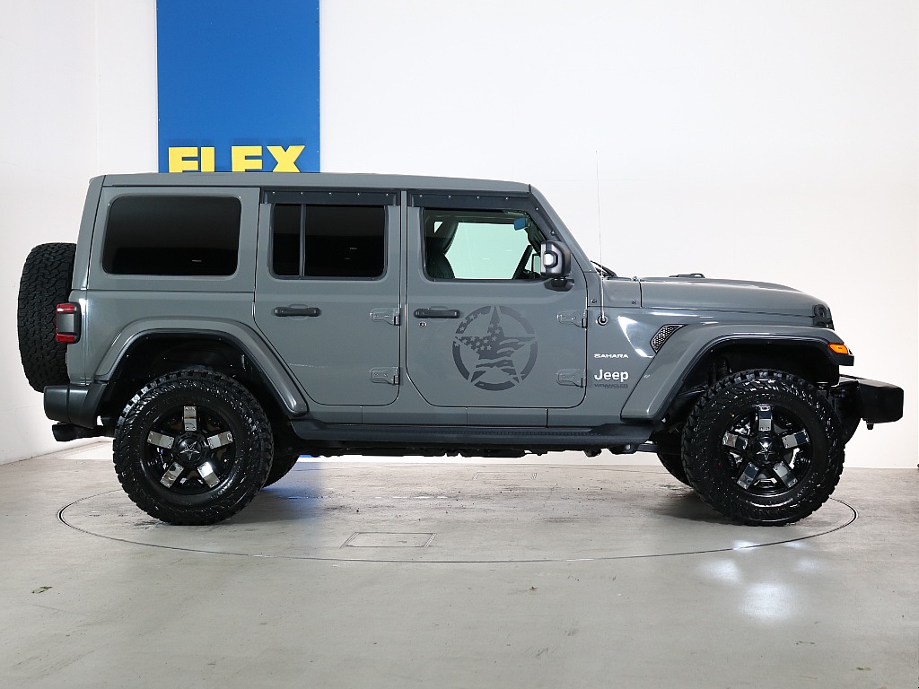 この角ばったボディがJEEPらしく惚れ惚れしますね！