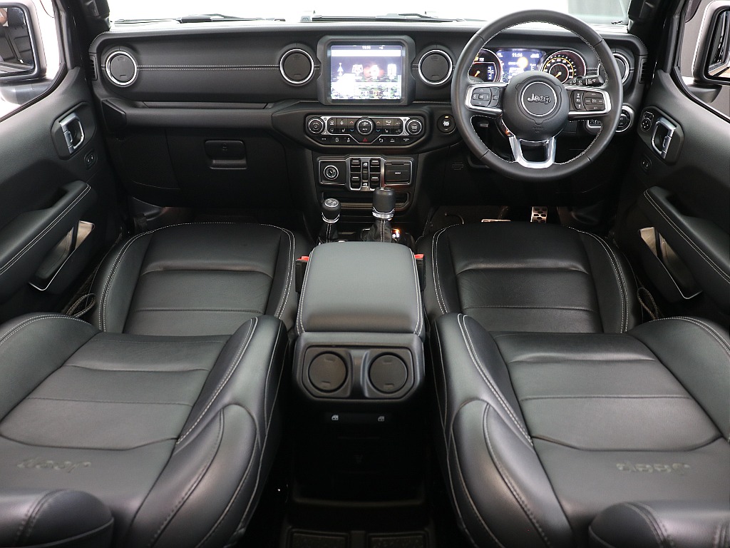 ブラックレザーシートで高級感を感じられます！