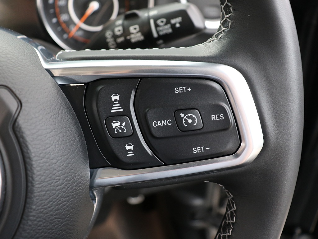 ステアリングスイッチ右！