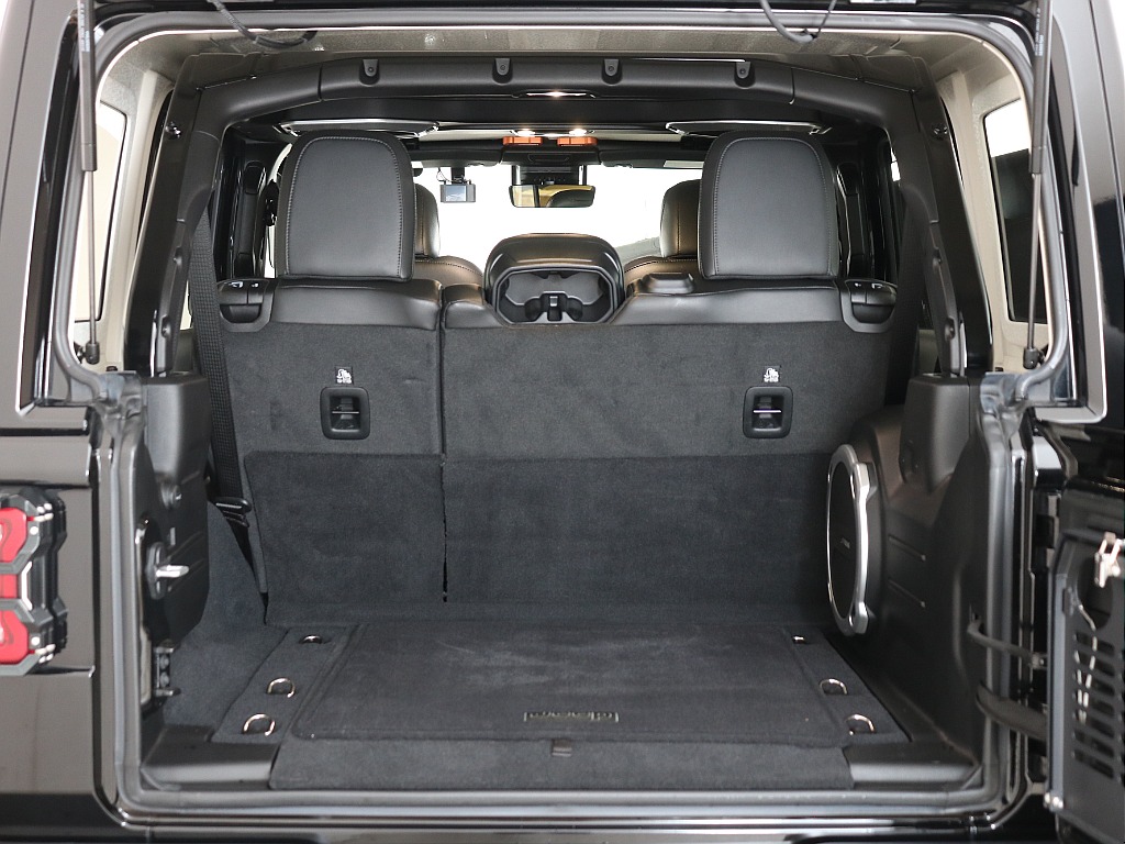 床下にも小物入れがあり、2列目まで倒すとかなりの容量に！