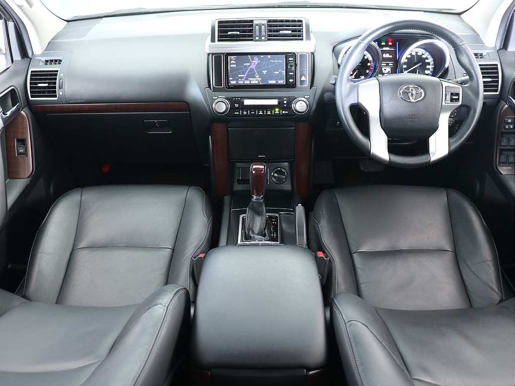 ブラックを基調としたインテリアに所々に見えるブラウンのパーツがおしゃれですよね！