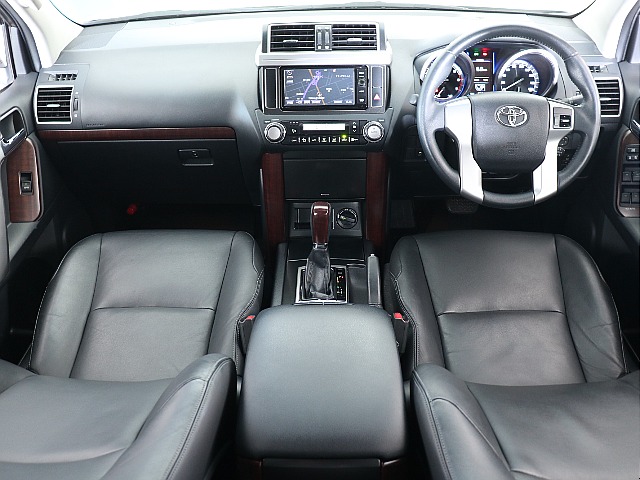 ブラックを基調としたインテリアに所々に見えるブラウンのパーツがおしゃれですよね！