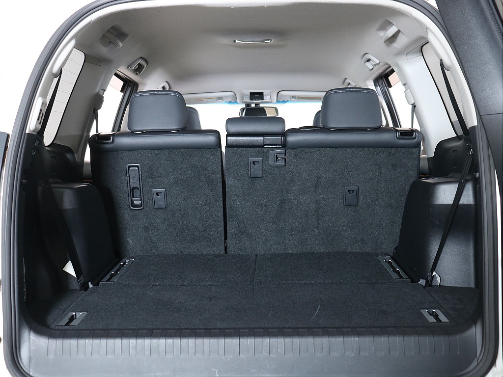 7人乗りのため3列目シート付！ 写真では収納されているためラゲッジスペース広く確保できちゃう！
