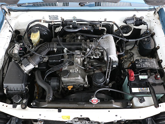 キレイに保たれているエンジンルーム！３RZエンジンの為、タイミングチェーンで10万キロ毎の交換は不要！