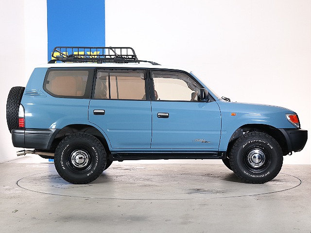 車高はノーマルのままで、サイドステップ付き！乗り降りも安心です！