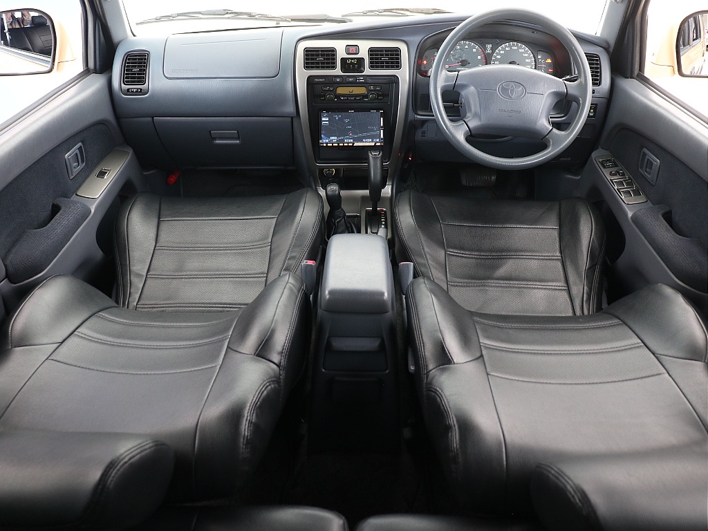 内装は傷の目立ちにくい黒内装に仕上げました！