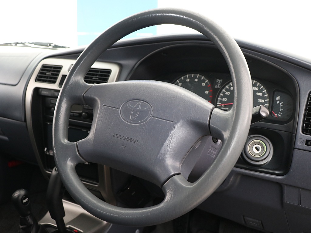 今回はあえて純正ステアリングでご用意！大人気のナルディステアリングにも交換可能です♪