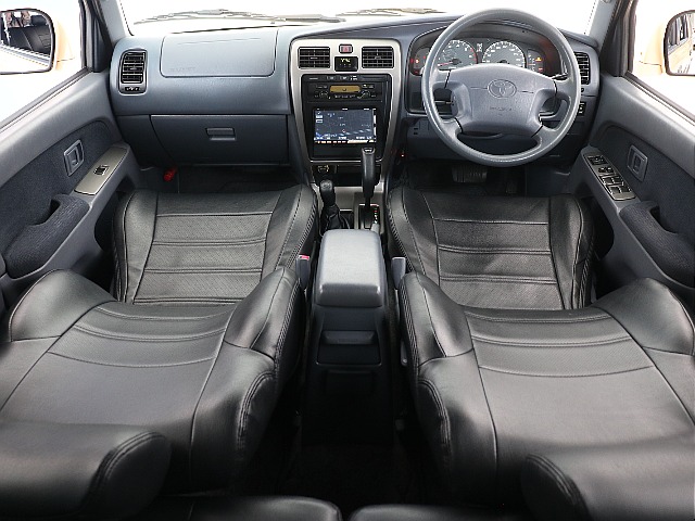 内装は傷の目立ちにくい黒内装に仕上げました！