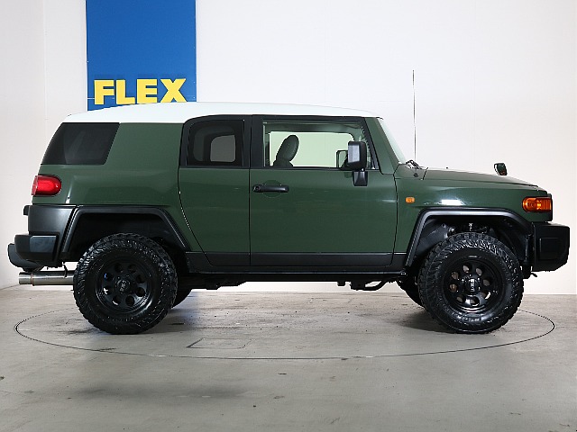 FJクルーザーでは珍しいサイドステップレススタイル！スッキリとした印象を受けますね♪