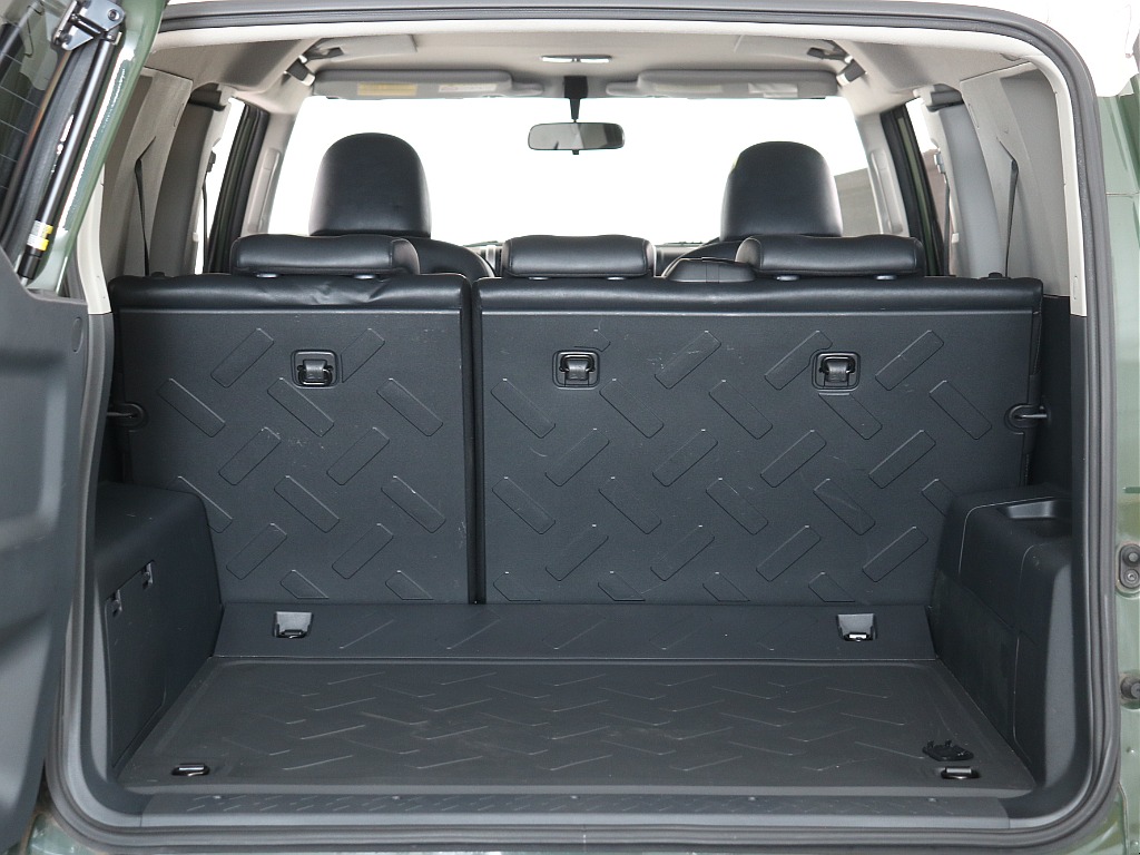傷等が目立ちやすいラゲッジスペースですが、ご覧の通り綺麗な状態ですので今後もガシガシご利用頂く事が出来ます！