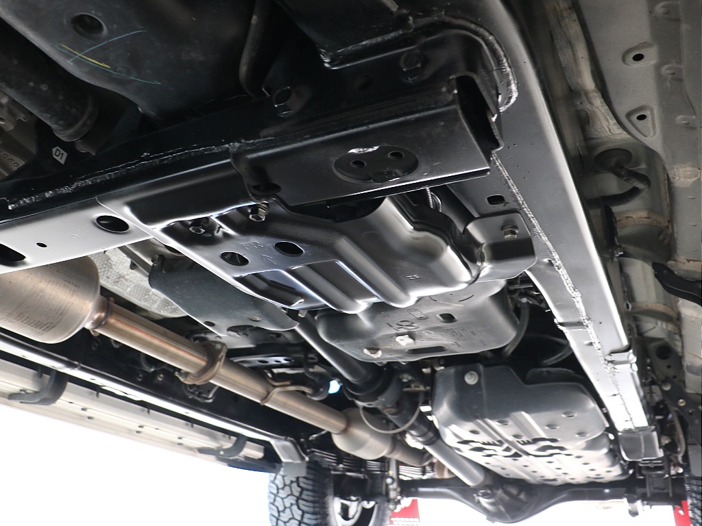 堅牢なラダーフレーム！下廻りの防錆パスターも施工済みの為すぐにお乗り出し頂けます！