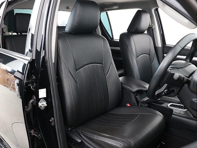 運転席にはレザー調シートカバーをインストール済みの為ちょっとやそっとでは汚れる心配は御座いません！