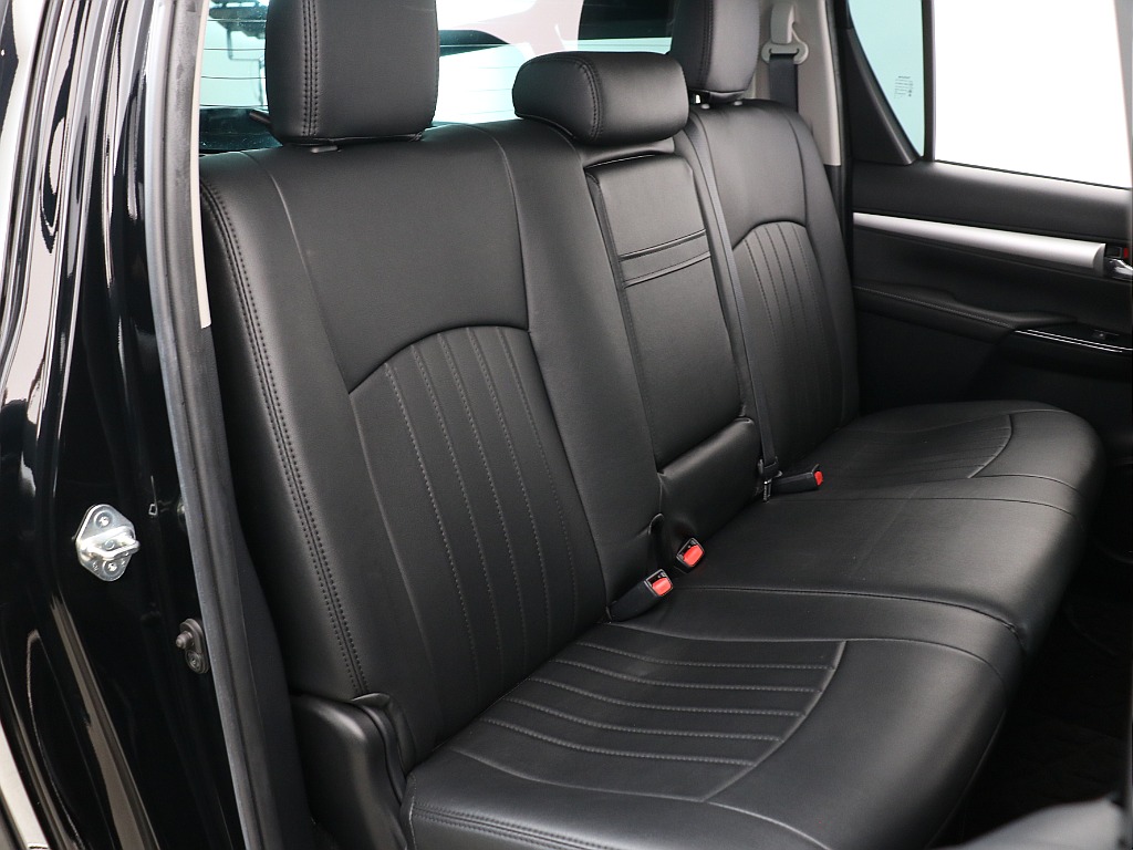 セカンドシートはゆったりと腰を掛けるのは難しいですが、ピックアップトラックでは充分広いです！