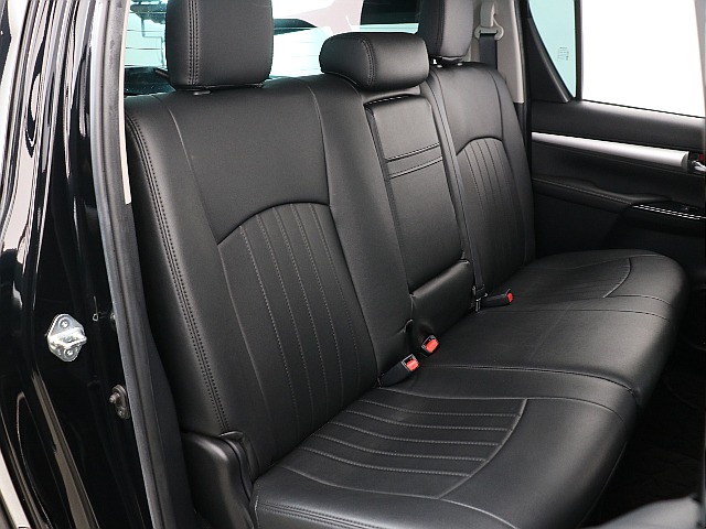 セカンドシートはゆったりと腰を掛けるのは難しいですが、ピックアップトラックでは充分広いです！