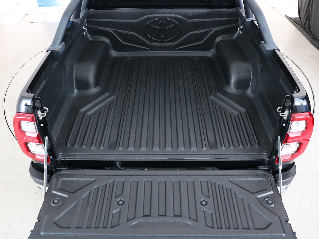トヨタ純正ベッドライナー装着済み！ガシガシ荷物を載せてもへっちゃら！