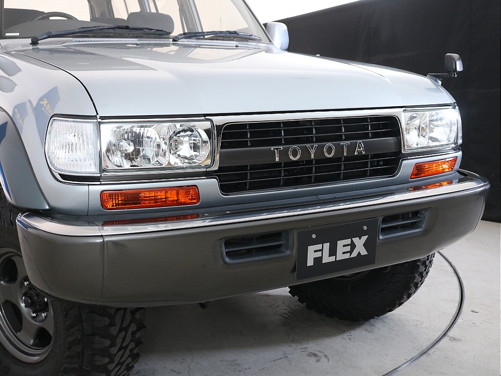 フロントグリルや横文字TOYOTA、灯火類も【新品】を装着済み！