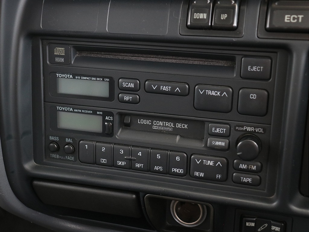 純正のオーディオ、これはこれで雰囲気抜群ですね！