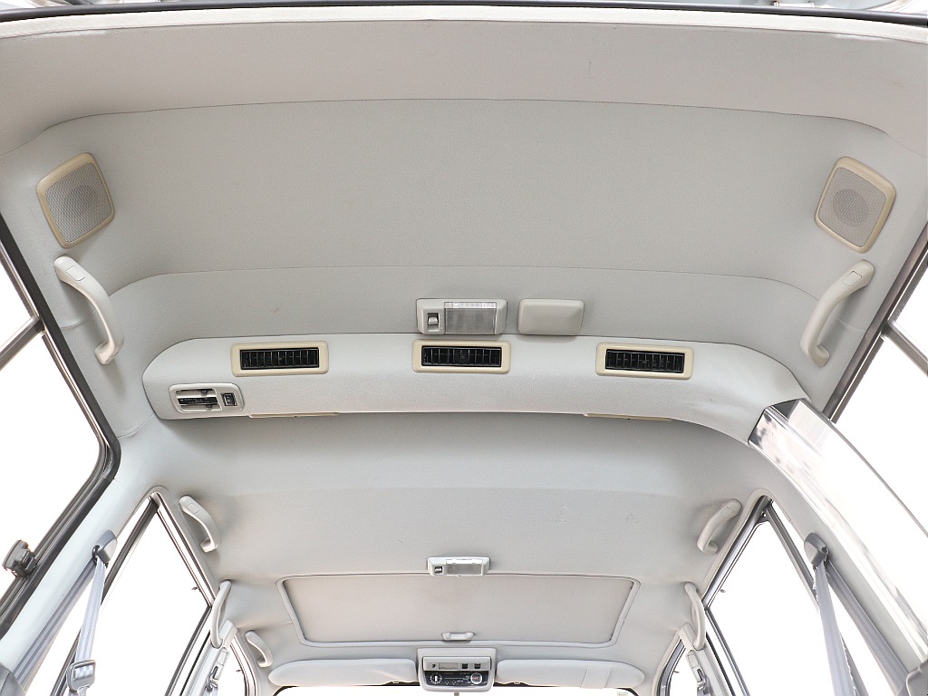 30年前のお車にして天張りもこの状態！ 中期は吊り天井ですが、剥がれやたるみも出ておらず、デリケートな面も問題ありません。