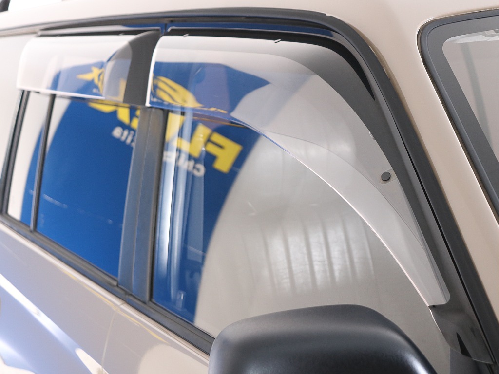 サイドバイザー付きのお車です！